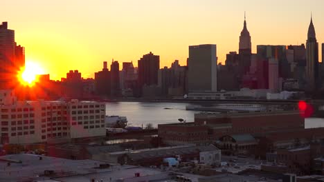 Wunderschöner-Blick-Auf-Den-Sonnenuntergang-über-Queens-Nach-Lower-Manhattan-In-New-York-City?