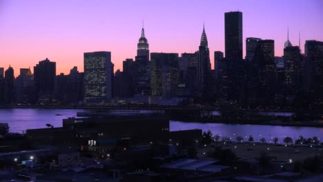 Schöne-Abenddämmerung-Oder-Nachtaufnahme-Der-Skyline-Von-New-York-Manhattan