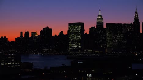 Schöne-Tiefe-Dämmerungsaufnahme-Der-Skyline-Von-Manhattan-New-York-Bei-Nacht