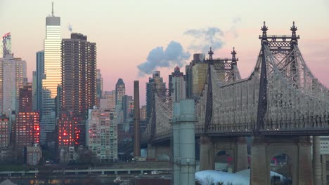 Schöne-Aufnahme-Der-Skyline-Von-Manhattan-New-York-Mit-Queensboro-Bridge-Und-Queens-Foregroun-In-Der-Abend--Oder-Morgendämmerung