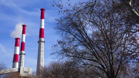 Smokestacks-from-the-Ravenswood-Generating-station-in-Queens-rise-above-a-city-park-1
