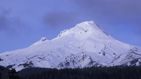 Zeitraffer-Von-Wolken,-Die-Sich-über-Den-Gipfel-Des-Mt-Hood-Oregon-Bewegen-1