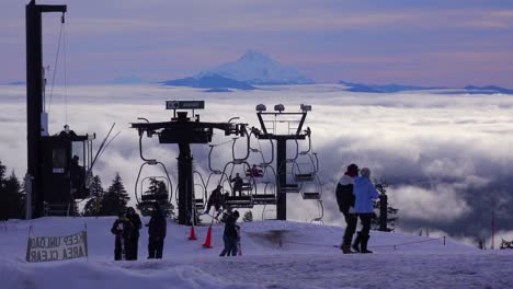Los-Esquiadores-Disfrutan-De-Las-Pendientes-De-Mt-Hood-Oregon-Con-Mt-Jefferson-En-La-Distancia-2