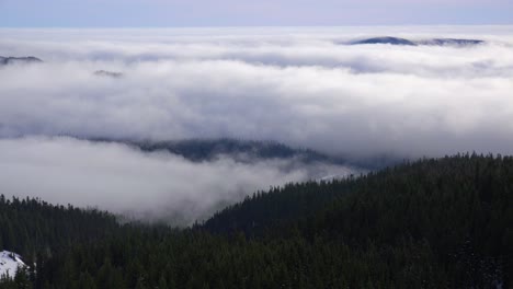 Zeitraffer-Von-Wolken-Und-Nebel,-Die-Sich-über-Den-Oregon-Kaskadenbereich-Bewegen