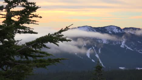 Time-lapse-of-clouds-and-fog-moving-across-the-Oregon-Cascade-Range-3