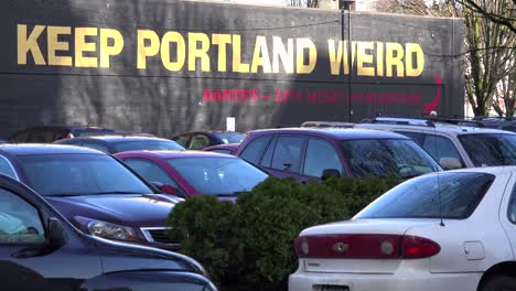 Ein-Schild-An-Einem-Gebäude-Fordert-Passanten-Auf,-Portland-Seltsam-Zu-Halten