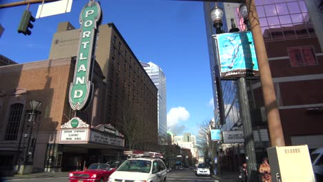 Eine-Einleitende-Aufnahme-Der-Innenstadt-Von-Portland-Oregon-Einschließlich-Des-Portland-Theatre-1