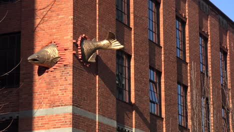 Se-Ve-Un-Salmón-Nadando-A-Través-De-Un-Edificio-En-Esta-Escultura-única-En-Portland-Oregon