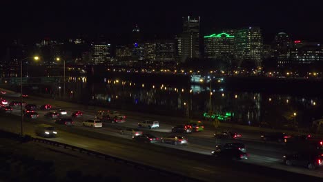 Gute-Aufnahmen-Von-Autobahn--Oder-Autobahnverkehr-In-Der-Nacht-Mit-Dem-Skyline-Hintergrund-Der-Stadt-Portland-Oregon-2