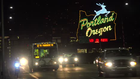 Un-Disparo-De-Establecimiento-En-La-Noche-Del-Letrero-De-Neón-Que-Da-La-Bienvenida-A-Los-Visitantes-A-Portland,-Oregón.