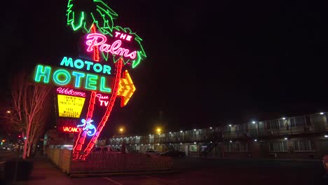 A-1950\'s-neón-sign-welcomes-travelers-to-a-classic-old-roadside-motel