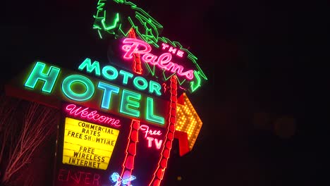 A-1950\'s-neón-sign-welcomes-travelers-to-a-classic-old-roadside-motel-2