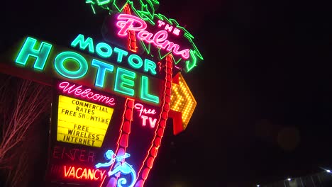 Eine-Leuchtreklame-Aus-Den-1950er-Jahren-Begrüßt-Reisende-In-Einem-Klassischen-Alten-Motel-Am-Straßenrand-3