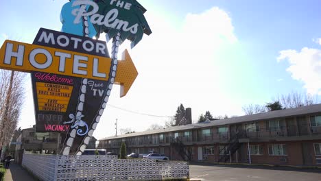 A-1950\'s-neón-sign-welcomes-travelers-to-a-classic-old-roadside-motel-5
