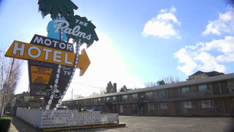 A-1950\'s-neón-sign-welcomes-travelers-to-a-classic-old-roadside-motel-6