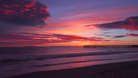 Eine-Wunderschöne-Küstenlinie-Bei-Sonnenuntergang,-Die-Entlang-Der-Küste-Von-Zentralkalifornien-Mit-Dem-Entfernten-Ventura-Pier-Aufgenommen-Wurde