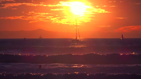 Las-Olas-Rompen-Frente-A-Una-Hermosa-E-Inspiradora-Atardecer-Del-Sur-De-California-1