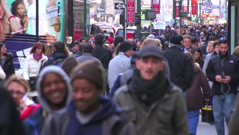 Riesige-Menschenmengen-Gehen-Durch-Die-Straßen-Von-Manhattan-New-York-City
