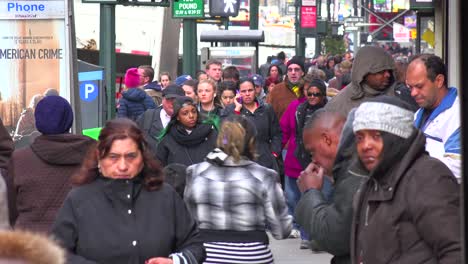 Massen-Von-Menschen-Passieren-Einen-Obdachlosen-Auf-Den-Straßen-Von-Manhattan-New-York-City,-Ohne-Es-Zu-Bemerken