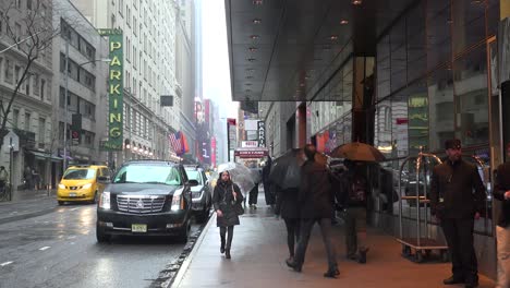 Eine-New-Yorker-Straßenszene-Im-Regen