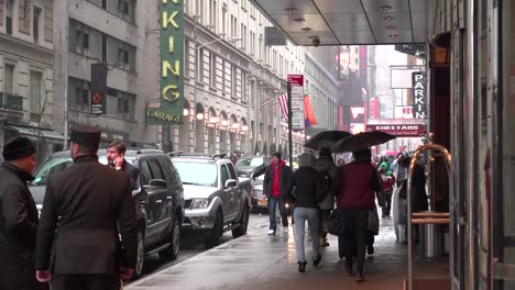 A-New-York-city-street-scene-in-the-rain-2
