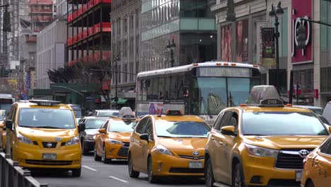 Autos-Und-Taxis-Passieren-Eine-Manhattan-Street-In-New-York-City