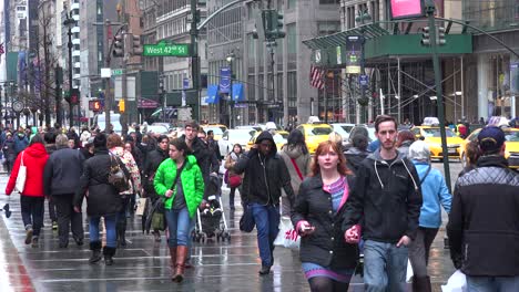 Leute-Gehen-Auf-Einer-Straße-In-Midtown-Manhattan-Im-Regen-Mit-Vorbeifahrendem-Verkehr