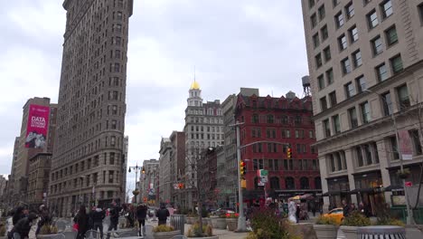 Establishing-shot-of-New-York's-iconic-Flatiron-Building
