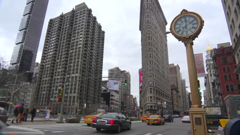 Traffic-passing-in-front-of-New-York's-iconic-Flatiron-Building