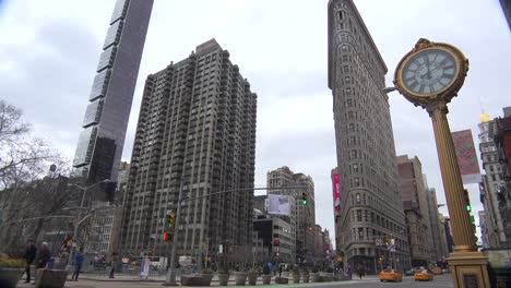 Traffic-passing-in-front-of-New-York's-iconic-Flatiron-Building-1