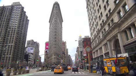 Traffic-passing-in-front-of-New-York's-iconic-Flatiron-Building-2