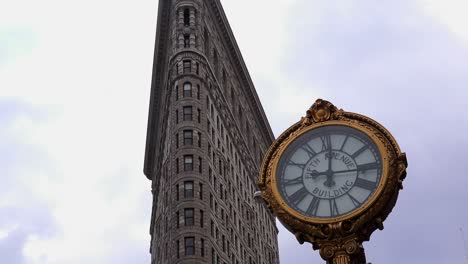 Una-Foto-De-Lapso-De-Lazo-Del-Reloj-Frente-Al-Edificio-Flatiron-En-Manhattan,-Ciudad-De-Nueva-York