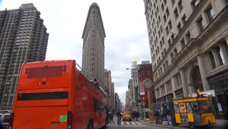 Eine-Zeitrafferaufnahme-Des-Verkehrs-Vor-Dem-Flatiron-Gebäude-In-Manhattan-New-York-City-New