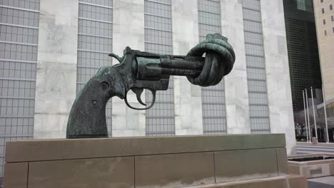 Eine-Waffenskulptur-Mit-Einem-Verdrehten-Lauf-Steht-Außerhalb-Des-Gebäudes-Der-Vereinten-Nationen-In-New-Yorkyo