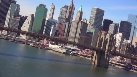 Schrägwinkelaufnahme-Von-New-York-City-Mit-Brooklyn-Bridge-Vordergrund