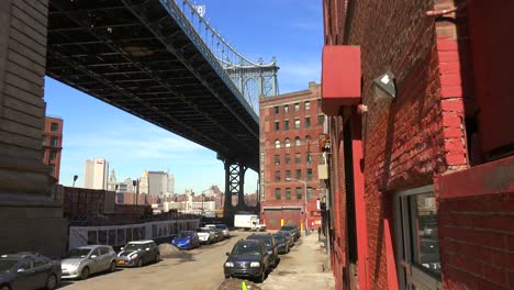 Eine-Aufnahme-Der-Dumbo-gegend-Von-Brooklyn-New-York,-Einschließlich-Der-Brooklyn-Bridgen