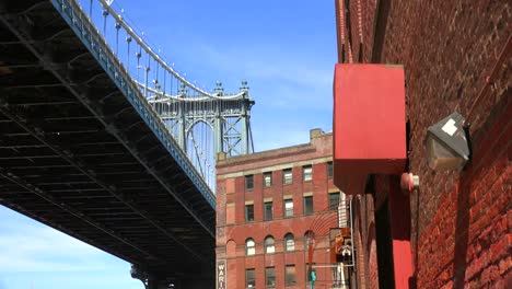 Una-Toma-De-Establecimiento-Del-área-De-Dumbo-De-Brooklyn-Nueva-York,-Incluido-El-Puente-De-Brooklyn-1