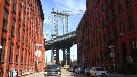 Una-Toma-De-Establecimiento-De-La-Zona-De-Dumbo-De-Brooklyn,-Nueva-York,-Incluido-El-Puente-De-Manhattan-En-La-Distancia
