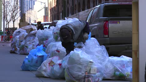 Müllberge-Säumen-Eine-Straße-In-New-York-City
