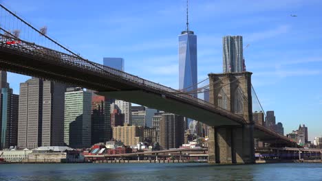 Gründungsaufnahme-Von-New-York-City-Mit-Brooklyn-Bridge-Freedom-Tower-Und-East-River