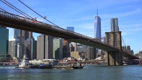 Establishing-shot-of-New-York-City-with-Brooklyn-Bridge-Freedom-Tower-and-East-River-2