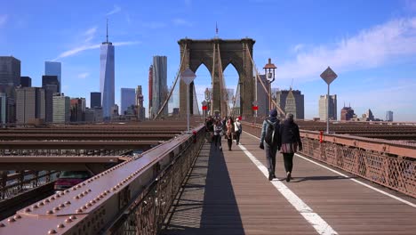 Fußgänger-überqueren-Die-Brooklyn-Bridge-Mit-Manhattan-Und-Dem-Freiheitsturm-In-Der-Ferne
