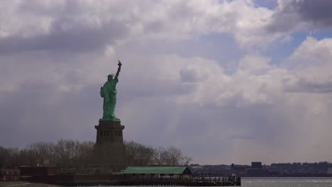 Zeitraffer-Von-Wolken-Hinter-Der-Freiheitsstatue-Im-Hafen-Von-New-York