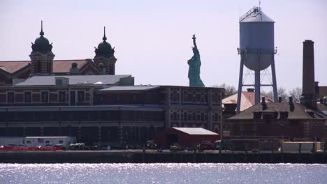 Ein-Blick-Auf-Ellis-Island-Mit-Der-Freiheitsstatue-In-Der-Ferne