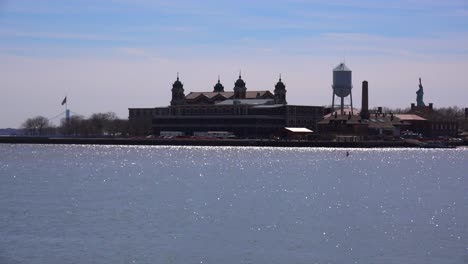 Ein-Weiter-Blick-Auf-Ellis-Island-Mit-Der-Freiheitsstatue-In-Der-Ferne