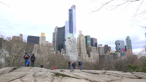 Hikers-in-Central-Park-admire-the-skyscrapers
