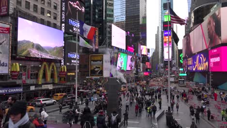 Schwenken-Sie-über-Die-überfüllten-Straßen-Des-Times-Square-In-New-York-City