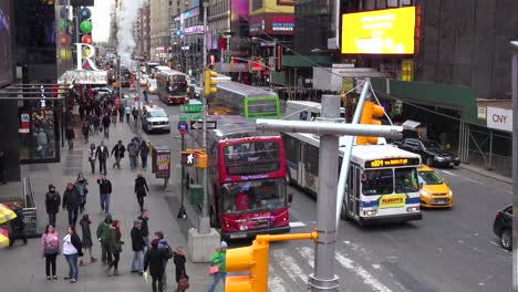 Multitudes-De-Coches,-Autobuses-Y-Peatones-En-Times-Square-De-Nueva-York