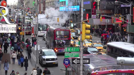 Massen-Von-Autos,-Bussen-Und-Fußgängern-Am-Times-Square-In-New-York-City-1