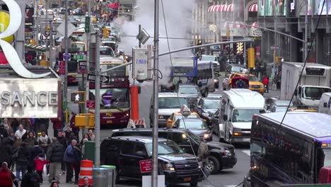 Massen-Von-Autos,-Bussen-Und-Fußgängern-Am-Times-Square-In-New-York-City-2